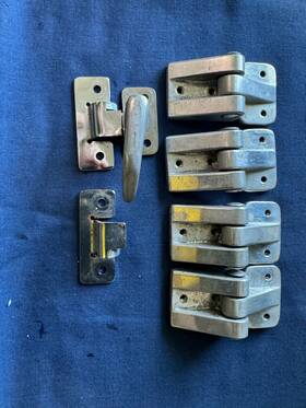 35-410291-605 Beechcraft 96-420105-1 Storm Window Hardware 4 Hinges And 1 Latch