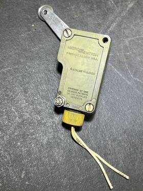 1va47 Cessna Aircraft Roller Micro Switch Vintage Aviation Part