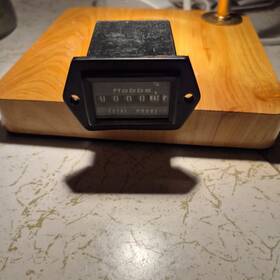 X10-13 Hobbs Total Hours Meter - 15000 4- 40 Vdc X10 13