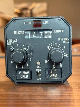 066-3022-07 Piper 066-3022-01 King Radio Kvn-395 Vertical Navigation Computer Volts 28