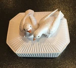 Fitz And Floyd White Trinket Box With Doves ( Chipped Wing, Parts Piece). Fixed Price $10.00.